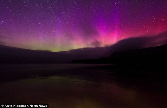 上周，摄影爱好者安妮塔-尼科尔森在苏格兰西岸10英里(约合16公里)的埃格岛拍下了这幅照片，展示了引人注目的北极光景象