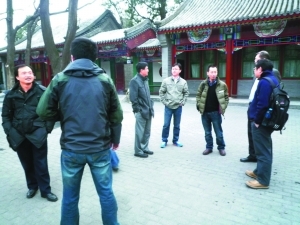 下午时分，庭院中同学热情的交流