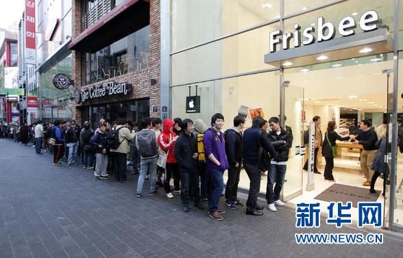 On April 20, people is in Korea capital queues up outside the malic brand shop of Shou Erming hole. That day, new fund IPad begins to be in Korea is formal put on sale. Xinhua News Agency is sent (Piao Zhenxi is photographed)