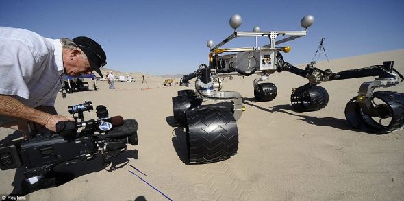 一名摄像师正在拍摄Scarecrow。Scarecrow是“好奇”号的工程原型，体积一模一样，长10英尺(约合3米)，重量是此前火星车的5倍