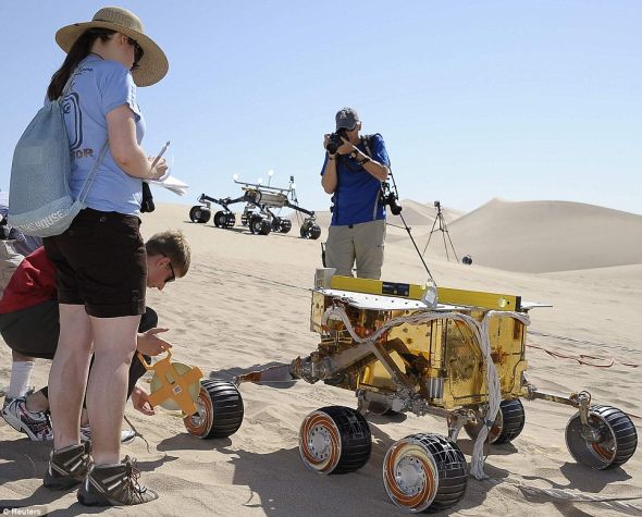 “好奇”号火星车的工作原型，处在背景中的是“好奇”号的工程原型，个头要比工作原型大得多