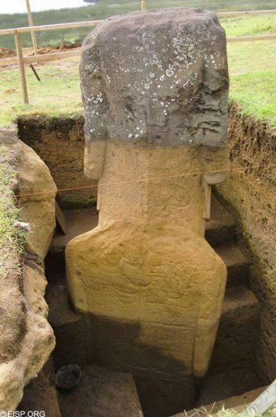 复活节岛巨型石雕拥有身体 背部刻有奇特图案