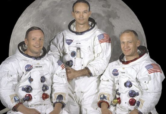 阿波罗11号载人飞船的美国宇航局成员：阿姆斯特朗(左)是这次登月任务指挥官，也是第一个踏上月球表面的人；艾德文-巴兹-奥尔德林(右)是登月舱驾驶员；迈克尔-柯林斯(中)是指挥舱驾驶员。