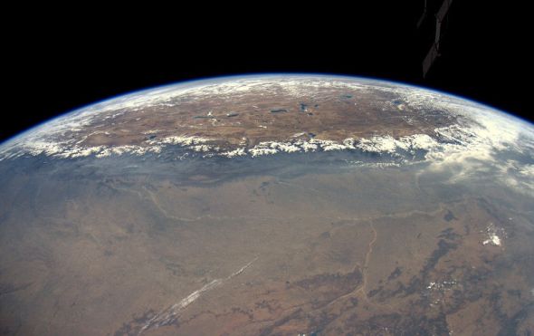 太空拍世界屋脊喜马拉雅山冲破云层(图)
