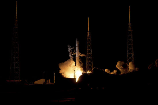 SpaceX公司的猎鹰-9号火箭搭载着龙飞船，从卡纳维拉尔角发射场发射升空