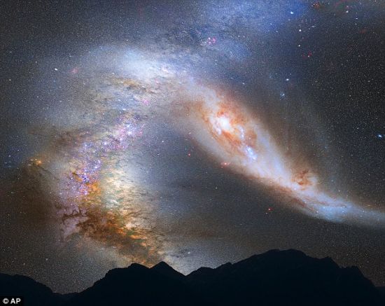 宇航局公布的一幅图像，展示了银河系(左)与附近仙女座星系在大约40亿年后发生撞击的景象