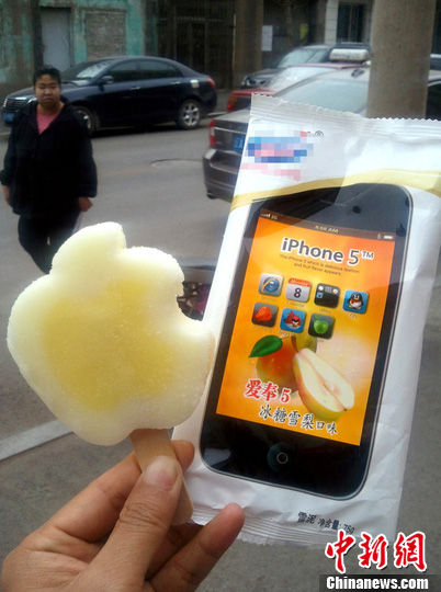 7月3日，辽宁沈阳流行的“iPhone5”雪糕。图片来源：东方IC 版权作品 请勿转载