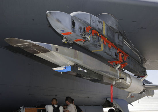 2009年7月份，美国空军爱德华兹基地，挂载到B-52翼下的X-51A。