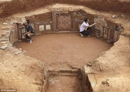 洛阳发现千年古墓:出土开元通宝钱币