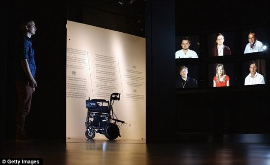 一个高科技轮椅,装有大量传感器