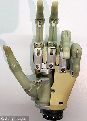 在“超人”展上亮相的一个假手