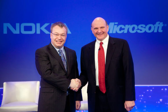 諾基亞CEO史蒂芬·埃洛普(左)與微軟CEO史蒂夫·鮑爾默握手