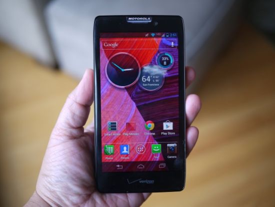 测试显示摩托罗拉Droid Razr Maxx HD的电池可续航32个小时，或持续通话23个小时