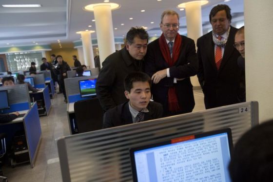 谷歌董事长施密特参观朝鲜平壤金日成大学图书馆