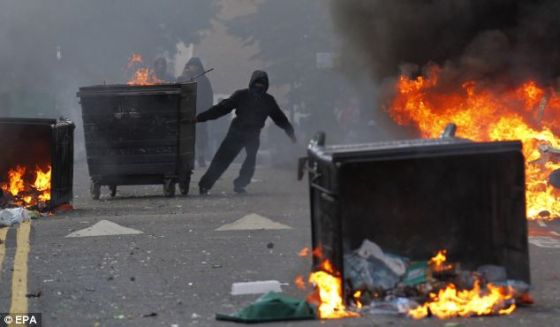 这种新型武器可帮助警察追捕和暴乱有关的嫌疑犯，例如2011年发生在伦敦的暴乱等。