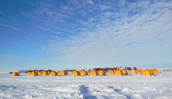 研究人员在西南极洲冰原的惠兰斯湖上进行这项临时研究，他们说发现冰下可能存在生命的最早迹象。