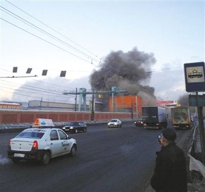 15日，车里雅宾斯克，一家工厂受陨石的影响冒出浓烟。