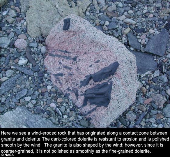 这张照片同样选自斯莱顿教授的解释报告，其引用了这张地球上类似现象的照片来解释差异侵蚀现象