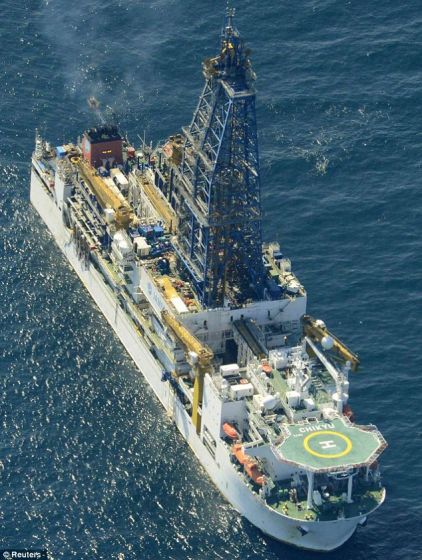 一幅航拍照，展示了“地球”号深海勘探船，航行于日本中部爱知县的太平洋海域。“地球”号的任务是勘探可进行开采的甲烷水合物，也就是所说的“可燃冰”