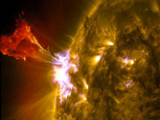 日珥:图像左侧可以看到一团太阳物质跃升离开太阳表面.