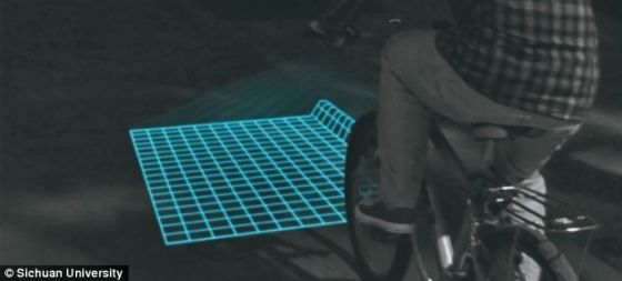 四川大学工程师设计出一种可安装在自行车上的LED投影仪，帮助骑自行车的人在晚上更好地看清前面的路。名为Lumigrids的LED投影仪把方格网投射到自行车前面的地面上。路面改变时，网格发生弯曲，通过改变形状强调前方存在的潜在危险。
