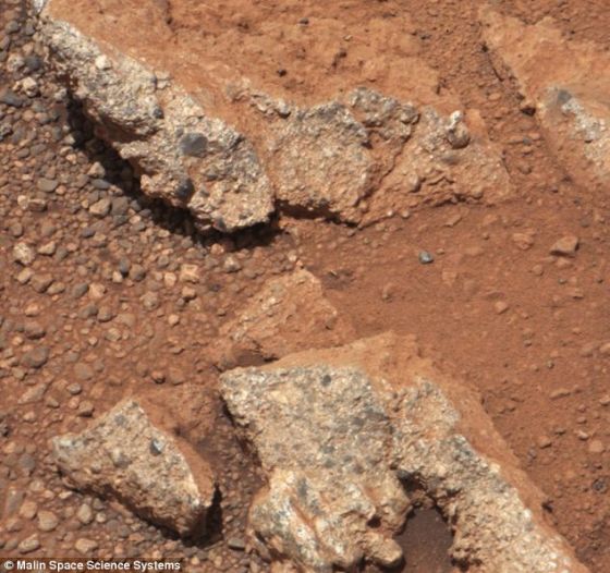 在火星上发现的石块，与丹麦海岸上的圆形鹅卵石类似。这些鹅卵石可能在水的带动下穿过和平谷。和平谷位于盖尔陨坑北部的南坡