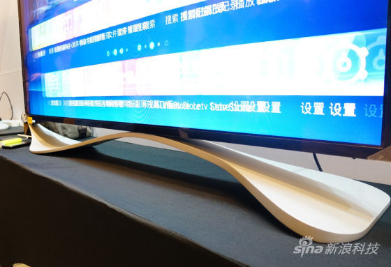乐视超级电视创新的波浪型底座