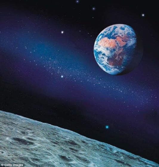 从月球看地球。关于月球的形成有许多理论，其中包括大碰撞说。根据这个理论，一块火星大小的太空岩石撞击地球，而月球就由它的碎片形成。