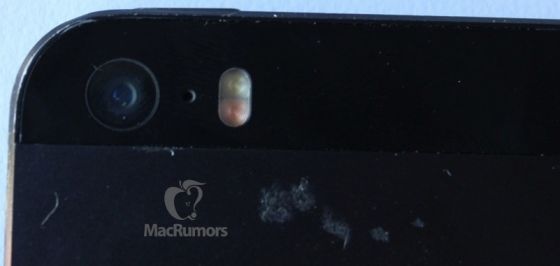 此前流出的iPhone 5S背部照片清晰可见双LED