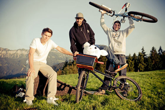 ��ӰʦPhilipp Schmidli������Roger Gr��tter��Matthias von Rotz��Pascal Röthlin����ͬ�����ε�​​�����Ŷӡ� (ͼƬ��Դ��petapixel)