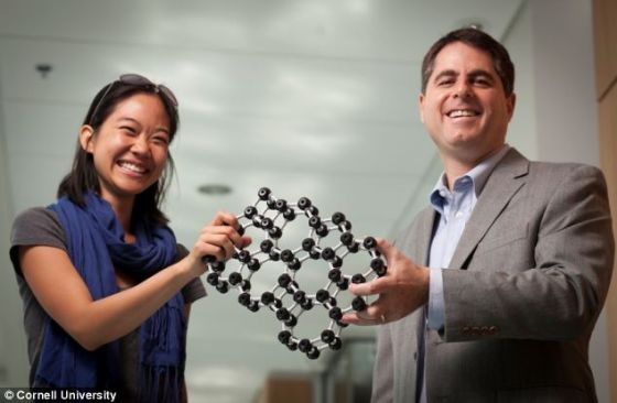 美国康奈尔大学的应用与工程物理学教授大卫-穆勒（左）与研究生比莎娜-黄，向摄影师展示世界上最薄的玻璃片的模型。这种玻璃的实际厚度只有模型的亿分之一
