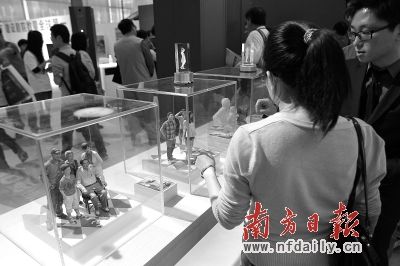 本届高交会3D打印产品令人瞩目。图为3D打印的全家福。周游 摄 本届高交会3D打印产品令人瞩目。图为3D打印的全家福。周游 摄