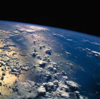 美国科学家称地球赤道上空或被暗物质圈层环绕