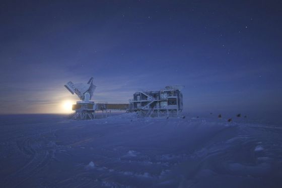 在南极望远镜右侧的建筑内，有一台BICEP2望远镜，用于搜索太空中宇宙“暴胀”的痕迹。“暴胀”即大爆炸发生后极短时间内宇宙的快速膨胀。