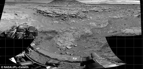 美国宇航局的“好奇”号火星车利用它的导航相机(Navcam)记录名叫“卓越山”的一座孤立小山的这个场景，以及位于盖尔陨石坑里的名叫“金伯利”的一个转折点周围的露出岩