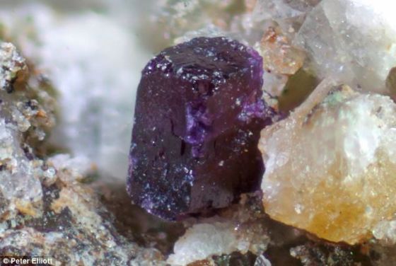 澳火山岩发现奇特紫矿石：不同地球任何晶体