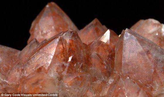 最新发现的这块紫色矿石和石英有关，很容易破碎。专家指出，尽管大多数矿石属于一个家族，但putnisite是完全独特的，不属于任何一个矿石家族。