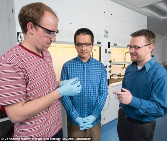 安德鲁-威斯多弗(左)、约翰-迪恩和卡里-宾特正在欣赏他们的超级电容器。该科研组表示，他们已经首次成功打造出这项技术的功能健全的原型机。