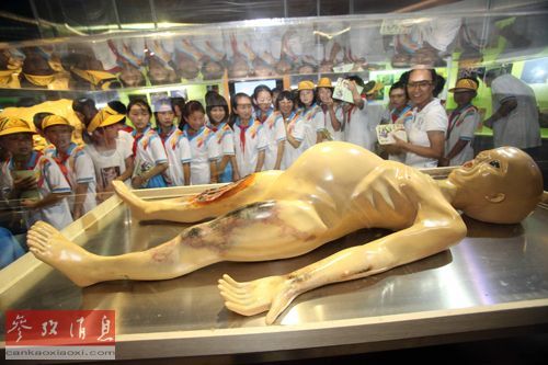 2012年6月19日，在北京举行的“外星人”科学展预展上，小朋友们在观看“外星人”模型。新华社发