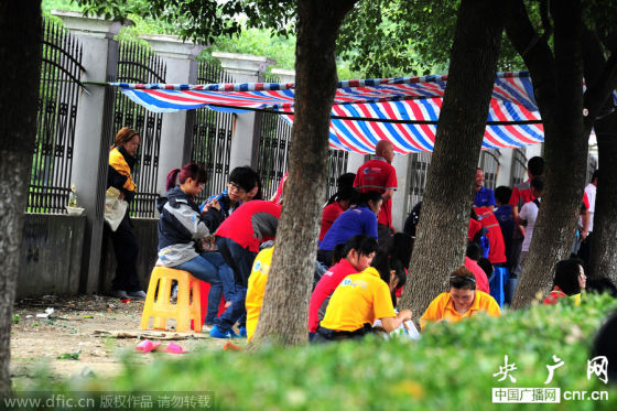 京东上海仓库搬迁引发罢工 百辆快递车被扣|京