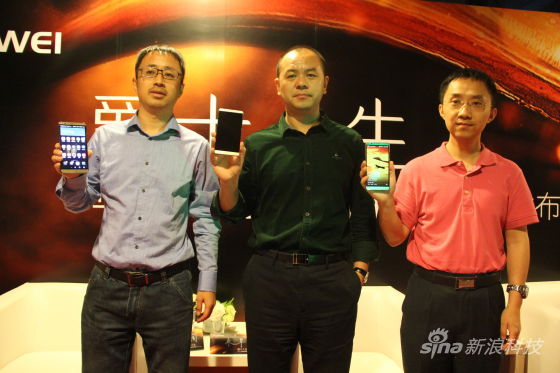 华为公司中国区消费者业务总裁朱平(中)，Mate7产品经理李小龙(右)