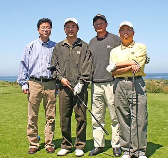 2005年美国加州Pebble Beach中美互联网峰会上，左一网易创始人丁磊、左二百度CEO李彦宏、左三雅虎联合创始人杨致远