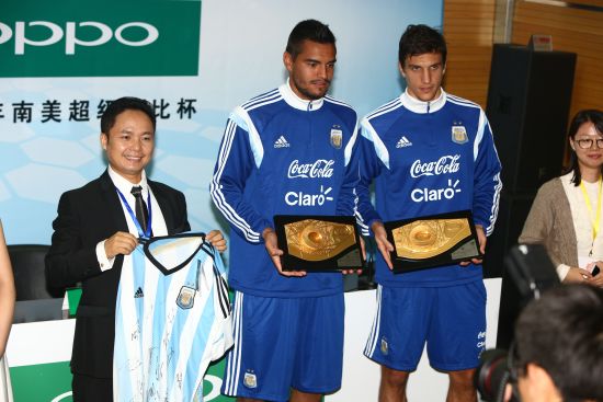 OPPO CEO陈明永先生与阿根廷队球员互赠礼物
