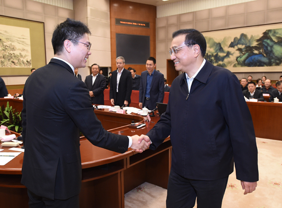 李克强总理与刘强东握手，新华社记者马占成摄