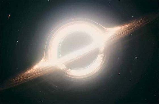 《星际穿越》真实再现黑洞：恒星光线环绕穹界恒星黑洞环绕