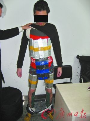 男子全身绑满手机 男子全身绑满手机