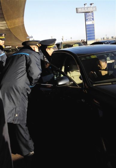昨日，执法部门正查看“专车”司机证件。新京报记者 侯润芳 摄
