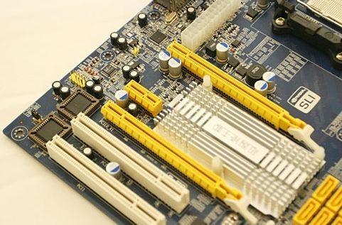 NVIDIADX10核心MCP78主板实物图泄露