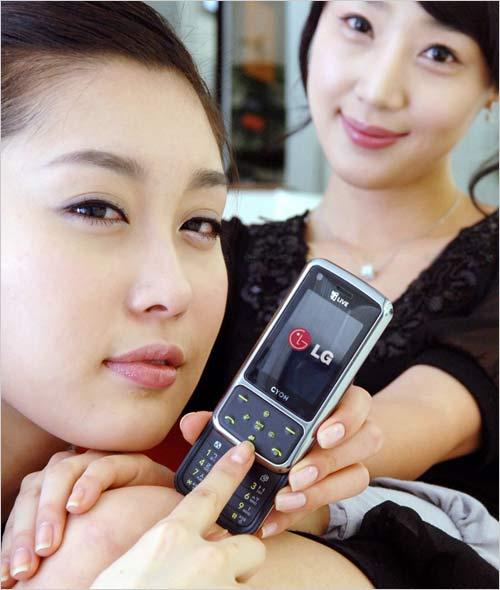 绝色美女最爱LG金属滑盖SH240新发布