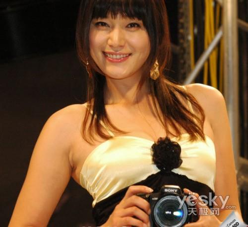 就是看美女模特穿着暴露发布会再起艳照门